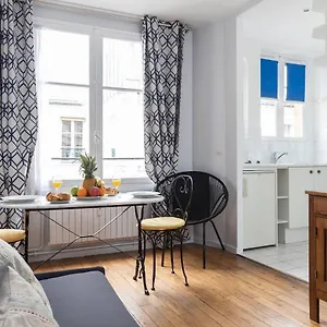 https://marais-place-des-vosges-private-apartment.fr-paris.fr